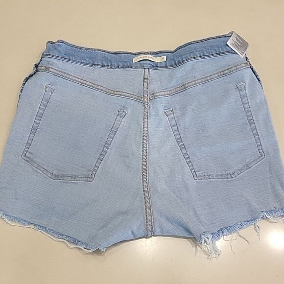 Levi's High Rise Light Wash Frayed Hem Jean Shorts - Size 31 - Picture 13 of 14